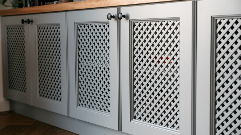 Rattan örgü cepheli beyaz dolaplar