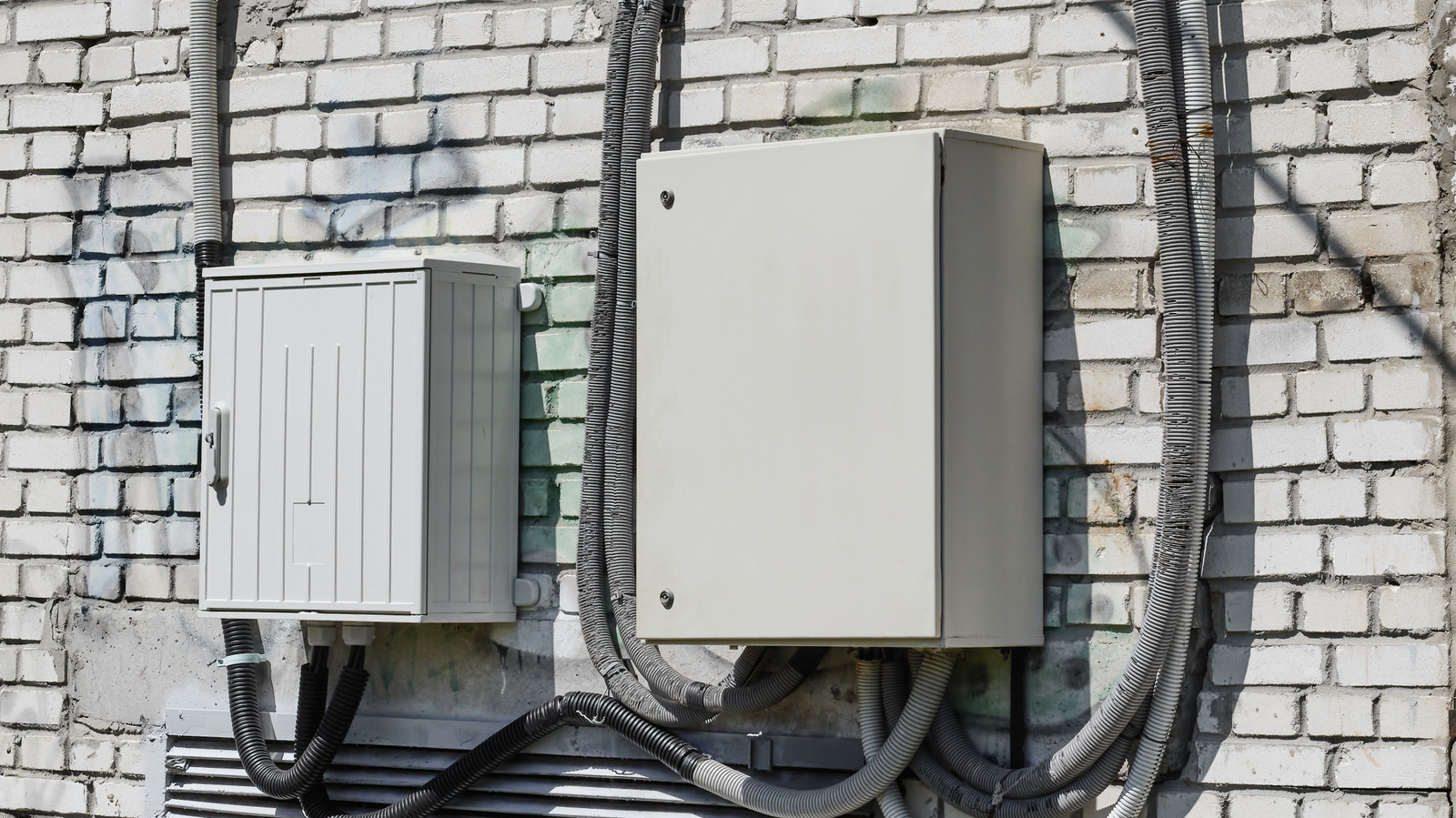 Yaratıcı Bir Kendin Yap ile Dış Mekan Elektrik Kutularının Göz Rahatsızına Elveda Deyin