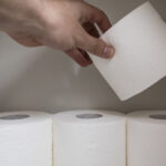 Neden Tuvalet Kağıdını Banyo Dolabına Asla Saklamamalısınız?