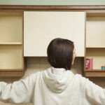 Mutfak Dolaplarını Açık Bırakmak Evinizi Nasıl Daha Az Havadar Hale Getirebilir (ve Hatta Borularınızı Korur)