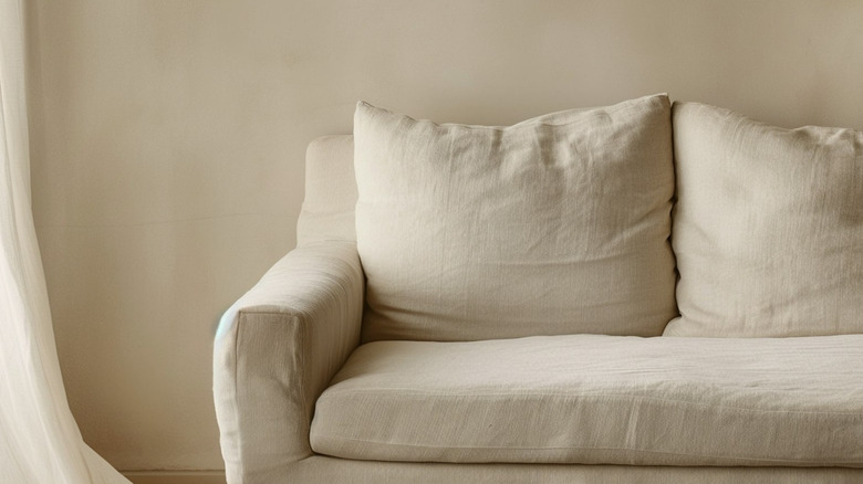 Kırışıkları olan bej keten kanepe