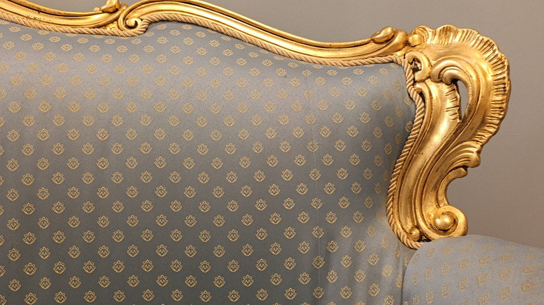 Desenli ipek döşemeli süslü sandalye