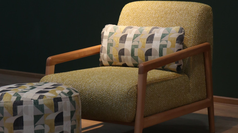 Sarı tüvit sandalye