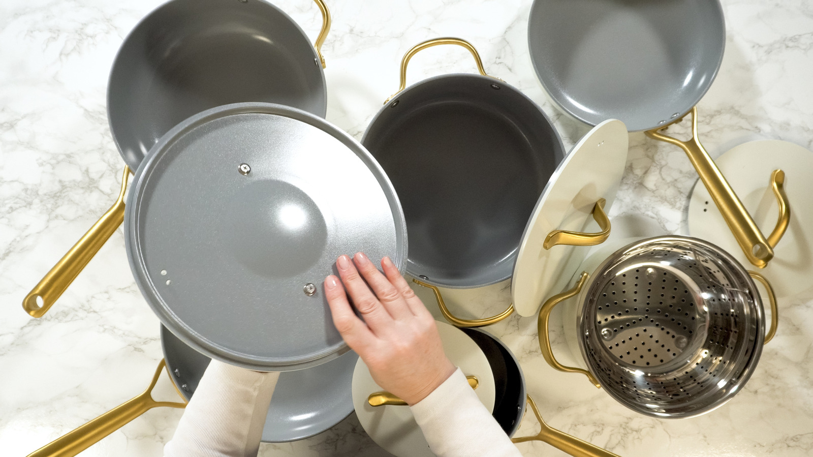 Derin Dolaplardaki Tencere ve Tava Kapaklarını Düzenlemek İçin İdeal Olan En Beğenilen IKEA Bulgusu