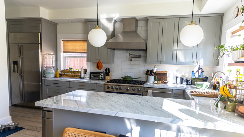 Bir adanın üzerinde iki küre sarkıt lambalı mutfak