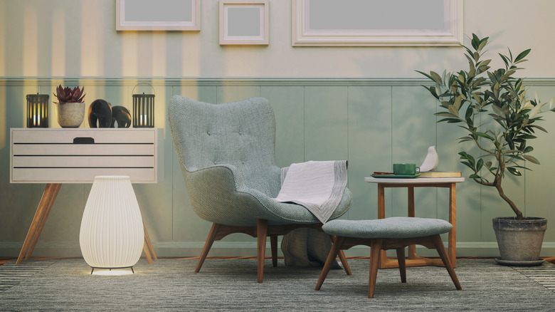 Çift renkli lambri ve sandalye rayı bulunan modern bir oturma odası.