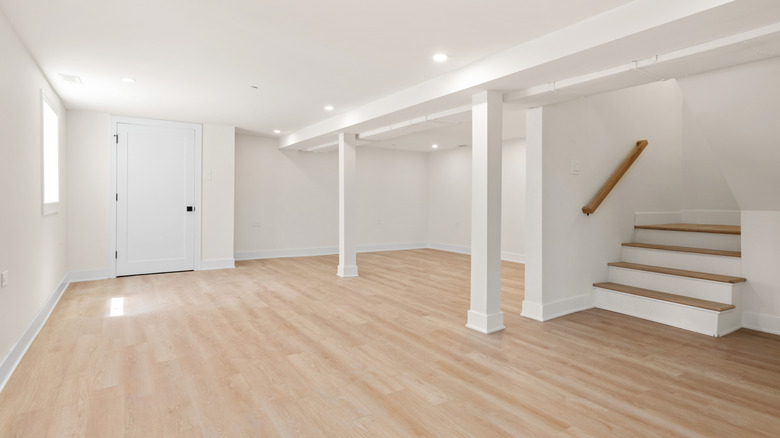 Merdivenler, bol miktarda doğal ışık alan, minimalist bir bodrum katına çıkıyor