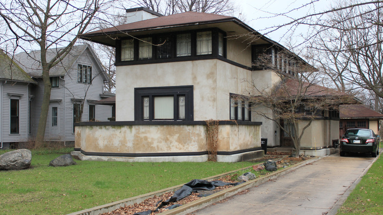 Daha karanlık bir kış gününde South Bend, Indiana'daki KC Rhodes House.