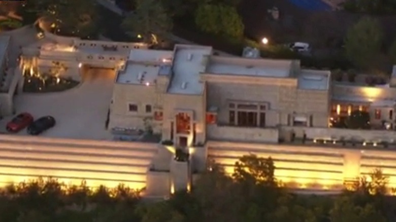 Los Angeles, California'daki Ennis House'un aşağıdan bir görünümü.
