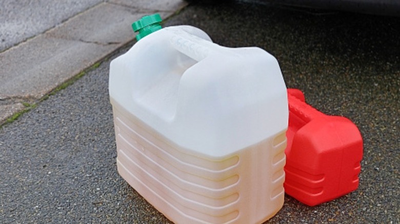 Opak bir kapta koyu renkli benzin