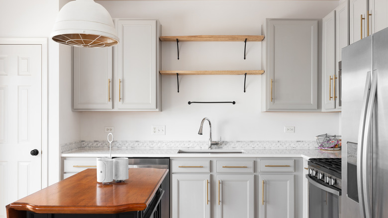 Açık raflı şık mutfak, boş