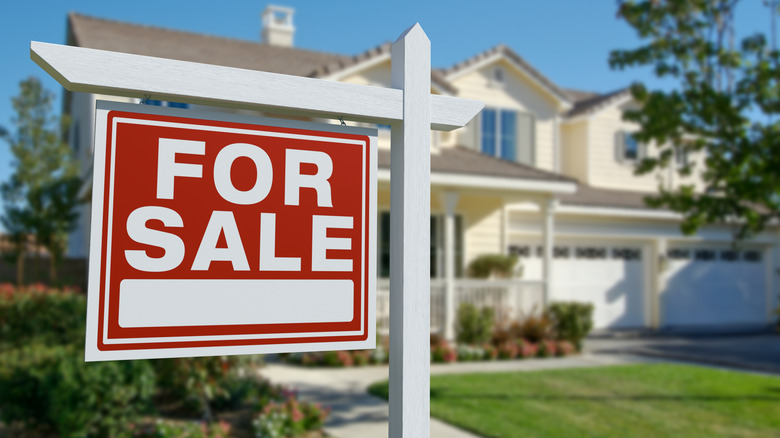 Genç çift ile emlakçı