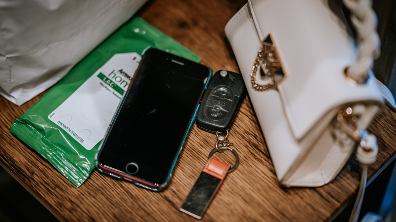 çanta ve anahtarlar sehpanın üzerinde duruyor