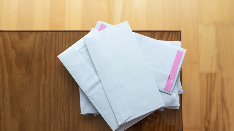 sehpanın üzerinde posta yığını