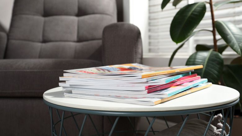 sehpanın üzerinde dergi yığını