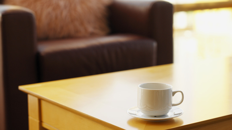 oturma odasındaki sehpanın üzerinde kahve kupası ve tabağı