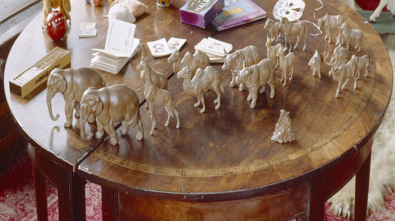 koleksiyon figürinleriyle dolu masa