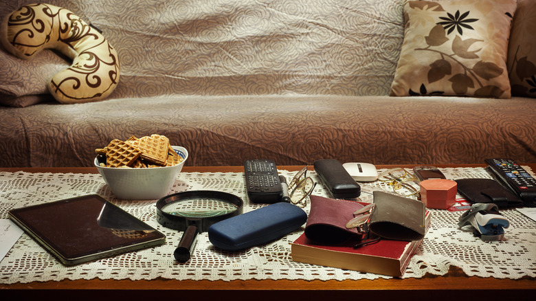 evin her yerinden çeşitli eşyaların bulunduğu sehpa