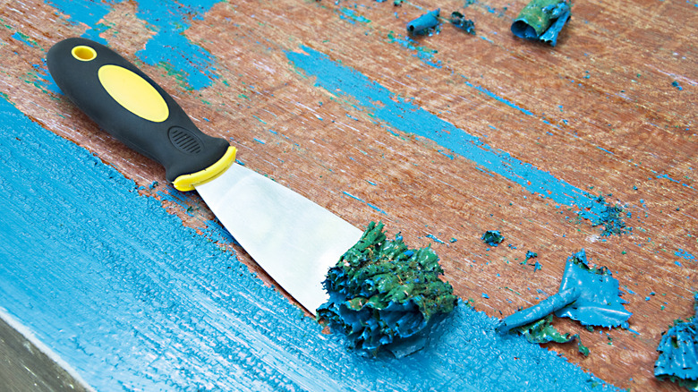 Boya katmanlarını kazımak için kullanılan macun bıçağı.