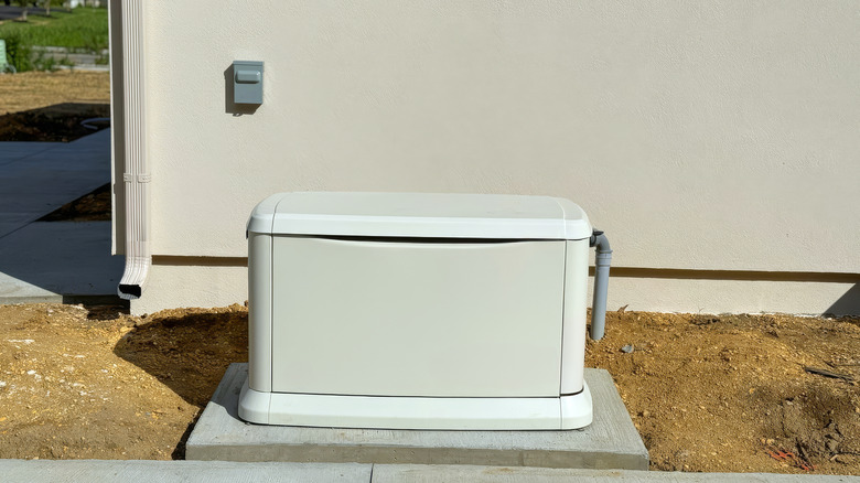Bir evin dışına kurulmuş bir yedek jeneratör.