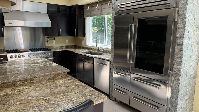 Paslanmaz çelik aletlerle donatılmış mutfak