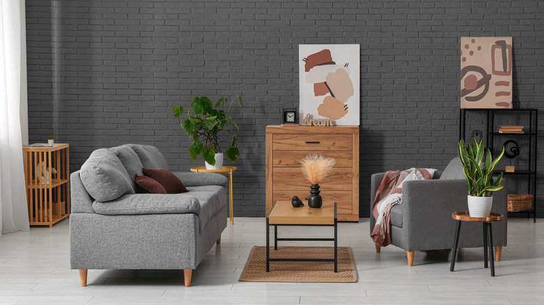 Koyu gri boyalı duvarlara sahip modern bir oturma odası.