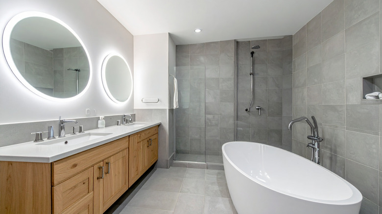 Bağımsız küvet ve duşakabin içeren modern bir banyo.