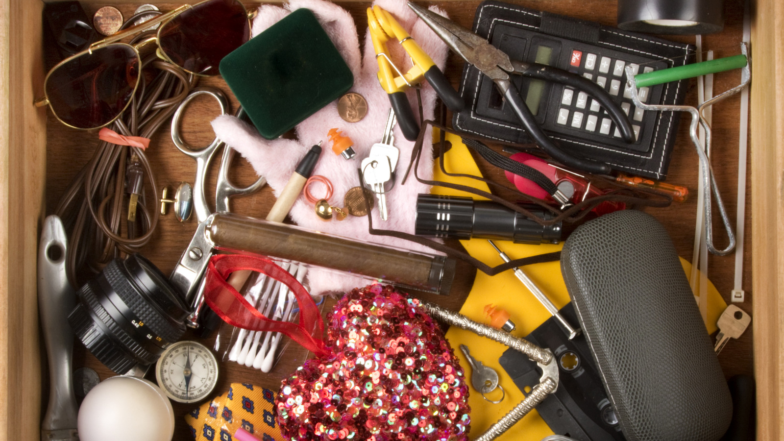 Mükemmel Bir Önemsiz Çekmece Alternatifi Olan Vintage Dolap (Ve Hala Güzel Bir Dekor)