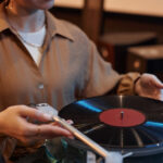 Harika bir Kendin Yap Bitki Standı İçin Vinil Kayıtları Yeniden Kullanın