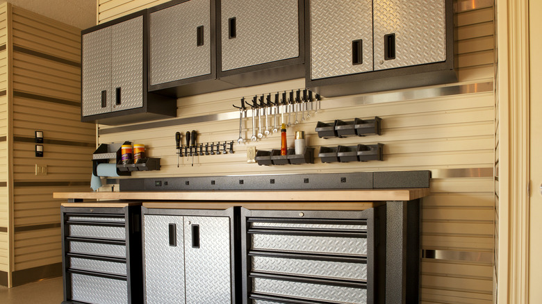 Garajda monte edilmiş aletlere sahip çalışma tezgahı istasyonu