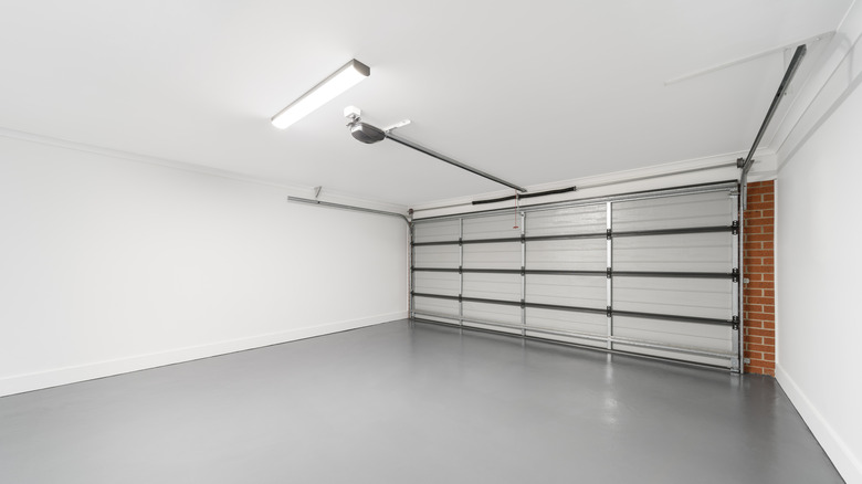 Yeni zeminleri, boyalı duvarları ve parlak ışıkları olan boş garaj