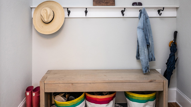 Garajın küçük bir köşesinde saklama tezgahı ve kancalar