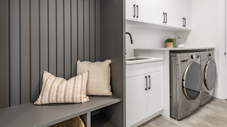 Garajın küçük köşesinde yenilenmiş çamaşır makinesi ve kurutucu