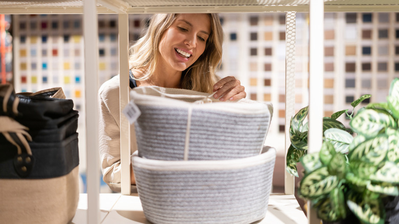 mavi sepetler için alışveriş yapan kadın