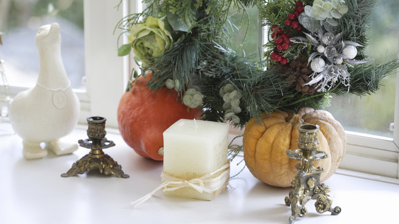 Çelenk, mum ve diğer dekorlardan oluşan güzel bir tatil gösterisi