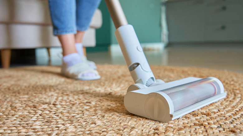 Arka planda birisinin kullandığı elektrikli süpürgenin yakın çekimi