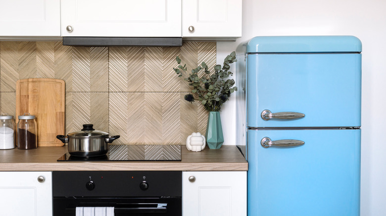 Mavi buzdolabı bulunan bir mutfak.