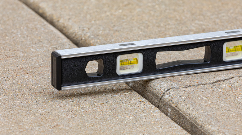 Garaj yolunun üstündeki bir seviyenin görünümü, altında hafif bir çatlak