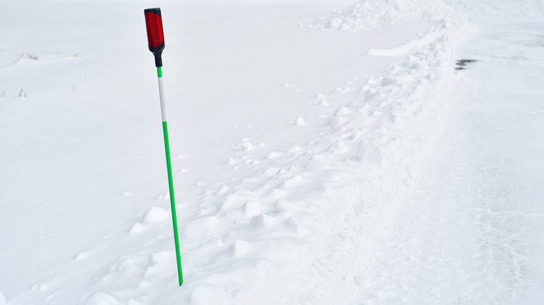 Karda yansıtıcı araba yolu işaretçisi