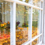 Karanlık Kış Günlerinde Daha Fazla Işığın İçeri Girmesine Yardımcı Olan Sonbahar Penceresi Temizleme Görevi