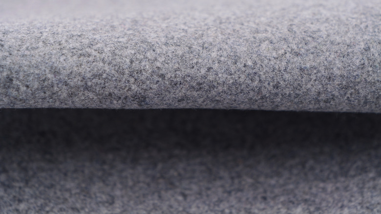 Gri flanel kumaşın yakın çekimi