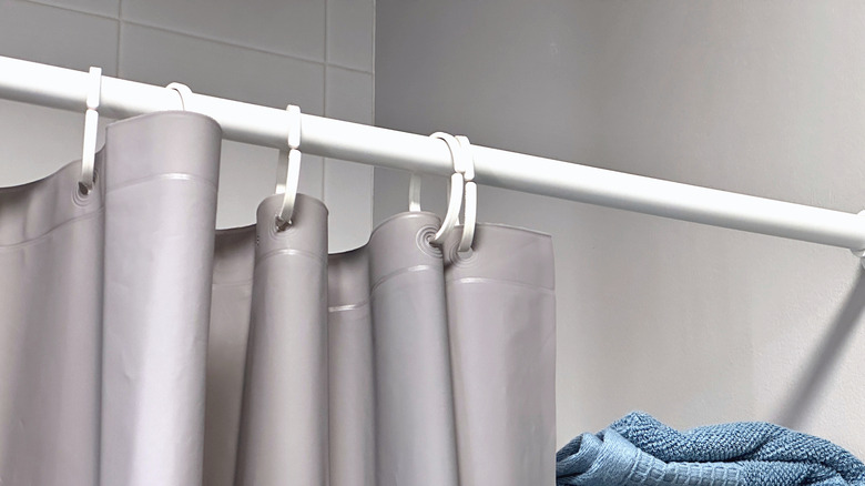 Gri polyester duş perdesine yakın çekim