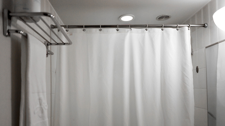 Beyaz duş perdesine yakın çekim