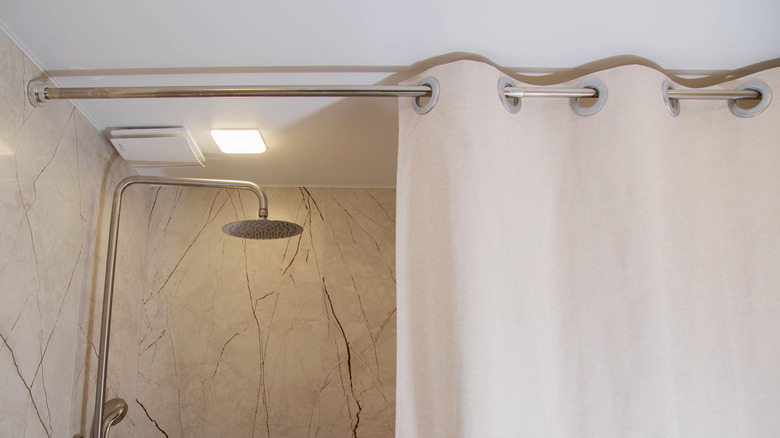 Krem rengi keten duş perdesine yakın çekim