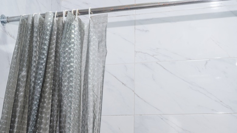 Plastik duş perdesine yakın çekim