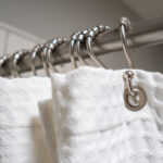 Deneyebileceğiniz 7 Duş Perdesi Malzemesi (& Bunları Temizlemenin En İyi Yolu)