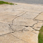 Garaj Yolundaki Küçük Çatlaklar Nasıl Hızla Daha Büyük Bir Soruna Dönüşebilir?