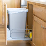 Kolay Bir Kendin Yap Yöntemiyle Mutfak Çöp Dolabının Bozulmasını Önleyin