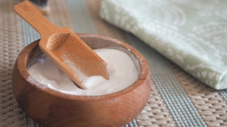 Halıdaki havlunun yanında bir kase kabartma tozu