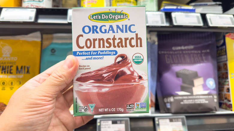 Bir kutu mısır nişastası tutan el